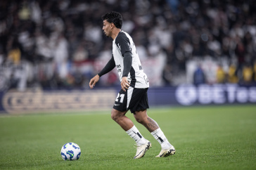 Matheus Bidu tenta passe contra o Vit�ria