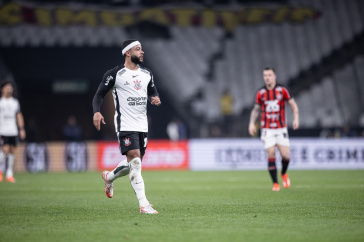 Memphis Depay durante jogo do Corinthians contra o Vit�ria