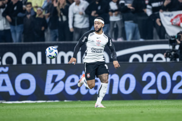Memphis Depay em a��o contra o Vit�ria pelo Brasileir�o