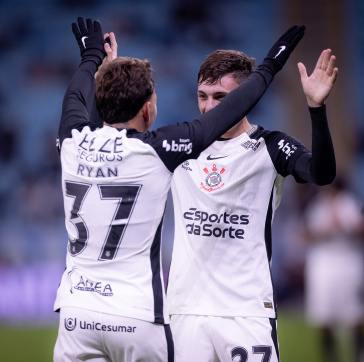 Breno Bidon abra�a Ryan em comemora��o do gol