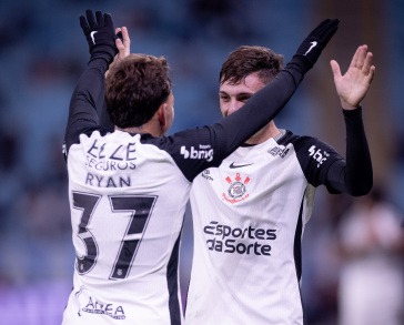 Ryan e Breno Bidon se abra�am durante comemora��o