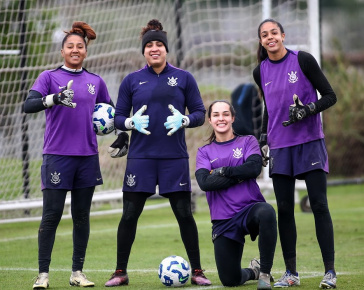 Goleiras do Corinthians durante prepara��o da equipe feminina