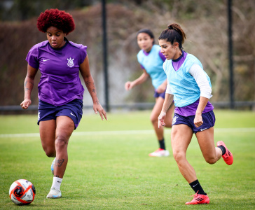 Duda Mineira e Paulinha durante treino do Corinthians
