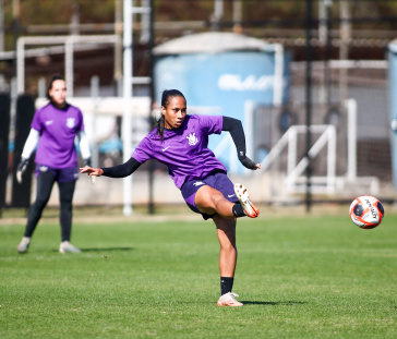 Thais Ferreira durante prepara��o do Corinthians
