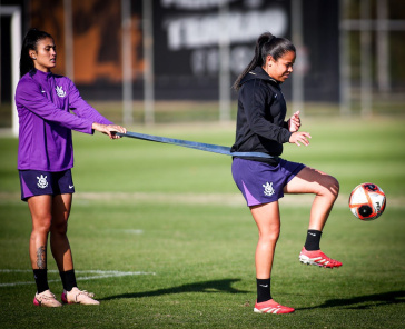 Jaqueline e Vic Albuquerque durante treino do Corinthians