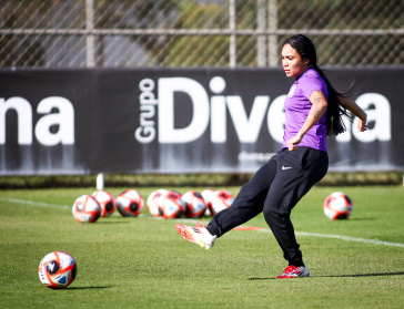 Tha�s Regina em a��o durante prepara��o do Corinthians