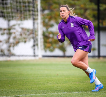 Tamires durante treino do Corinthians antes de decis�o