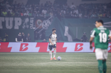 Andr� Ramalho dominando a bola durante o D�rbi no Allianz Parque pela Copa do Brasil