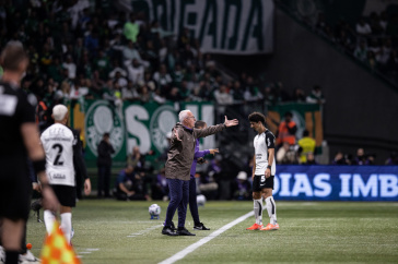 Dorival J�nior com os bra�os abertos durante o D�rbi no Allianz Parque pela Copa do Brasil