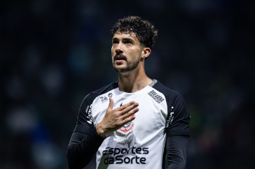Gustavo Henrique com a m�o no peito durante o D�rbi no Allianz Parque pela Copa do Brasil