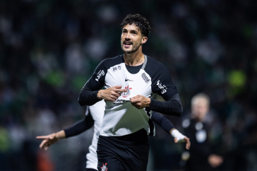 Gustavo Henrique comemorando apontando para o escudo do Corinthians