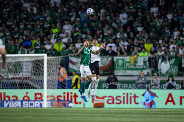 Gustavo Henrique disputando a bola no alto durante o D�rbi no Allianz Parque pela Copa do Brasil