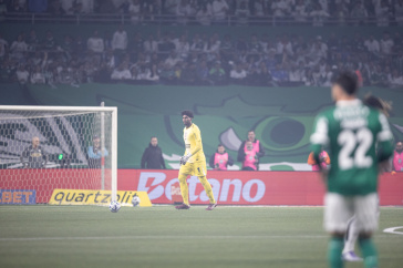 Hugo Souza com a bola nos p�s durante o D�rbi no Allianz Parque pela Copa do Brasil