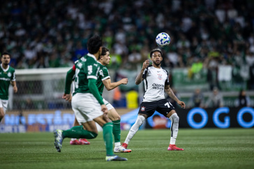 Jos� Mart�nez disputando a bola durante o D�rbi no Allianz Parque pela Copa do Brasil