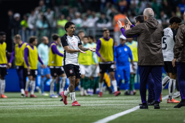 Matheus Bidu comemorando com a comiss�o t�cnica do Corinthians