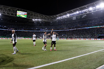 Matheus Bidu comemorando gol contra o Palmeiras