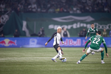 Matheuzinho com a bola nos p�s durante o D�rbi no Allianz Parque pela Copa do Brasil