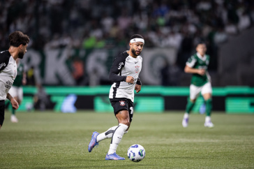 Memphis Depay tocando a bola durante o D�rbi no Allianz Parque pela Copa do Brasil