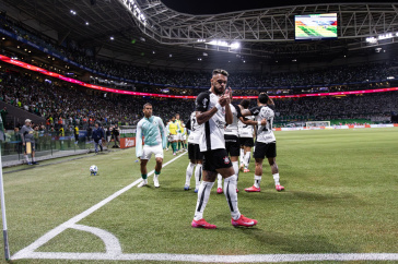 Raniele com isqueiro arremessado pela torcida do Palmeiras