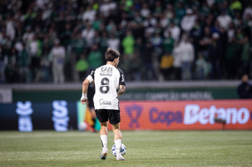 Rodrigo Garro com a bola durante o D�rbi no Allianz Parque pela Copa do Brasil