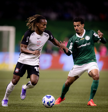Andr� Carrillo contra a marca��o do Palmeiras no Allianz Parque