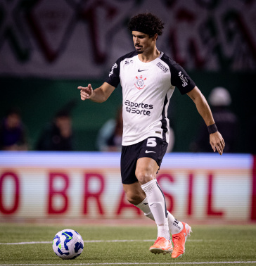 Andr� Ramalho na sa�da de jogo do Corinthians durante o D�rbi pela Copa do Brasil