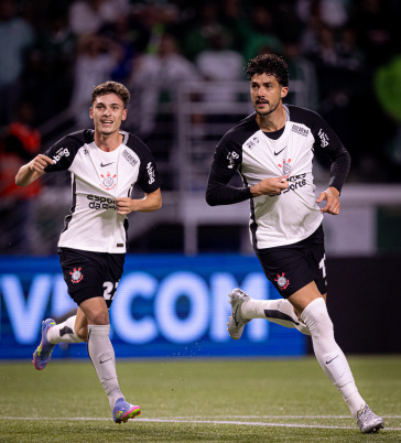 Gustavo Henrique e Breno Bidon comemorando o segundo gol do Corinthians no D�rbi