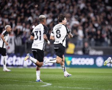 Garro e Kayke comemoram gol anulado