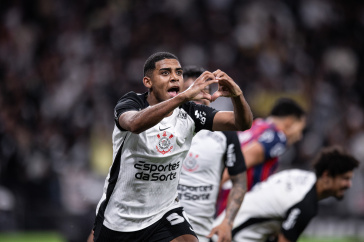 Gui Neg�o comemora gol contra o Bahia