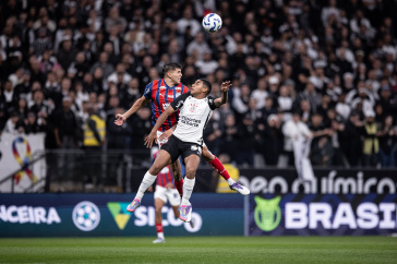 Gui Neg�o disputa bola com jogador do Bahia