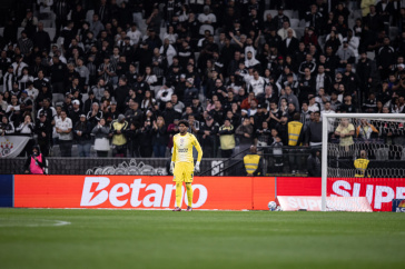 Hugo Souza entra em campo contra o Bahia