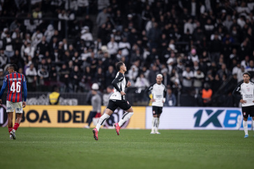Luiz Gustavo (Bahia) entrou no segundo tempo para refor�ar o meio campo do Corinthians