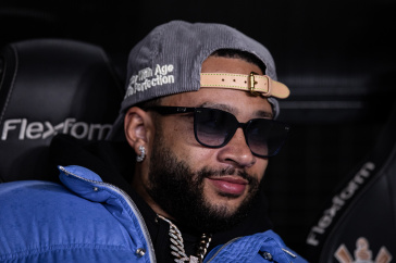 Memphis Depay acompanha o Corinthians do banco de reservas