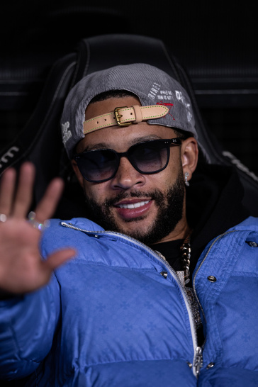 Memphis Depay acompanha o Corinthians do banco de reservas