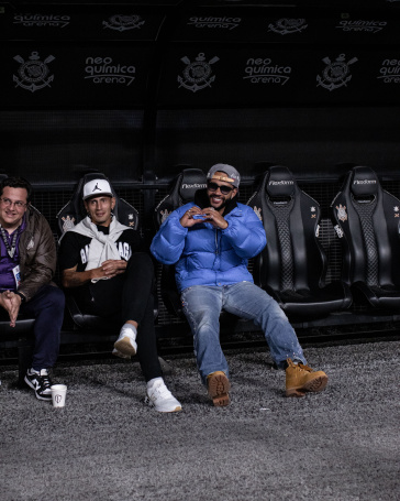 Memphis Depay assiste jogo contra o Bahia em banco de reservas do Corinthians