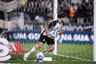 Rodrigo Garro comemora o gol anulado
