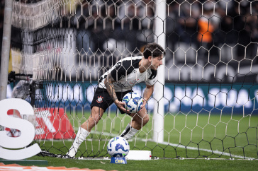 Rodrigo Garro comemora o gol anulado