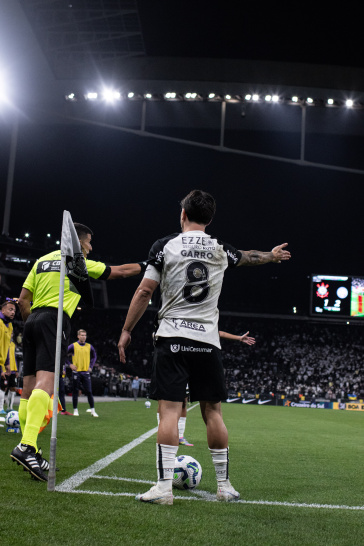 Rodrigo Garro contesta arbitragem em partida contra o Bahia