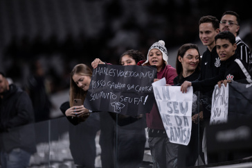 Torcida do Corinthians marca presen�a na partida