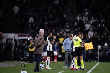 Vitinho faz sua estreia pelo Corinthians em jogo contra o Bahia no Brasileir�o