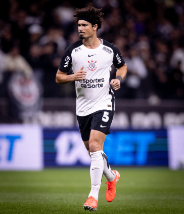 Andr� Ramalho concentrado na partida entre Corinthians e Bahia