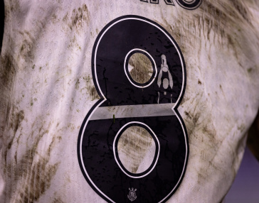 Camisa 8, de Garro, suja no jogo entre Corinthians e Bahia