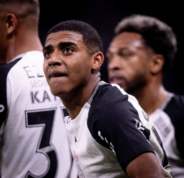 Gui Neg�o na expectativa do gol ap�s checagem da arbitragem no VAR