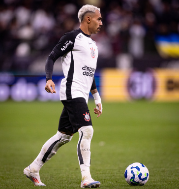 Matheuzinho com a bola dominado na lateral-direita da Neo Qu�mica Arena