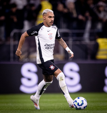 Matheuzinho correndo com a bola durante o confronto contra o Bahia