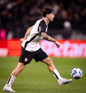 Rodrigo Garo controlando a bola no meio de campo do Corinthians