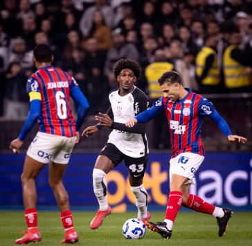 Talles Magno contra a marca��o do Bahia