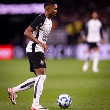 Vitinho com a bola dominado em sua estreia pelo Corinthians