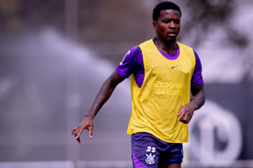 Cac� em a��o durante treino do Corinthians