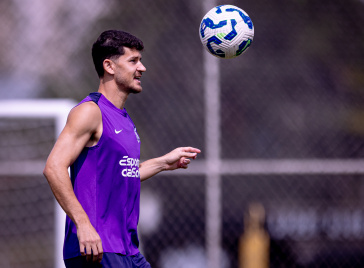 Hugo Farias com a bola durante treino do Corinthians
